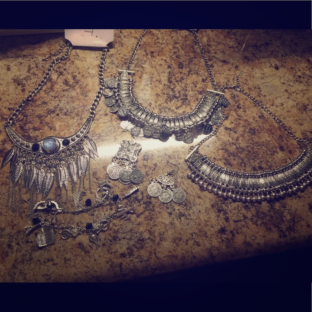 6 pc total 3 necklaces 1bracelet 2 pair earrings